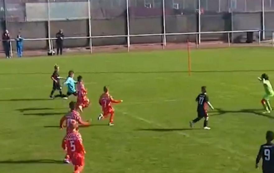 Ποιος Τσιλαβέρτ και ποιος Χιγκίτα; Ο τερματοφύλακας της U9 της Άιντραχτ ντρίμπλαρε τους πάντες και σκόραρε