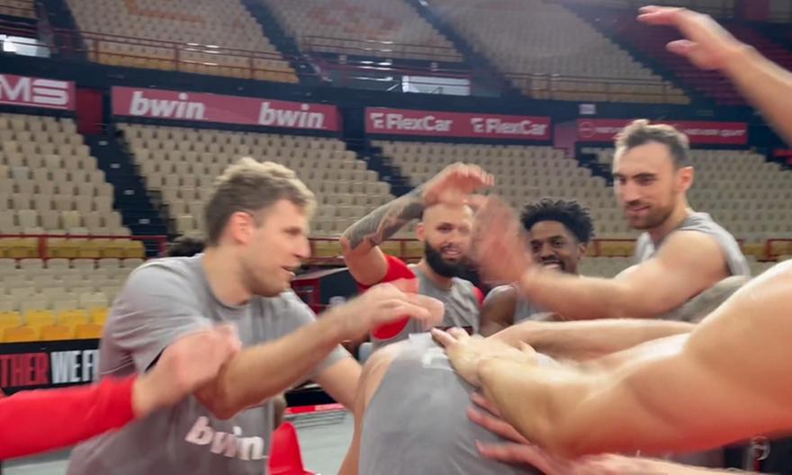 Χρόνια Πολλά με τούρτα και... φατούρο στον Νετζήπογλου στην προπόνηση του Ολυμπιακού