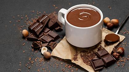 Ζεστή σοκολάτα με ρούμι: Το απόλυτο χειμωνιάτικο comfort ρόφημα