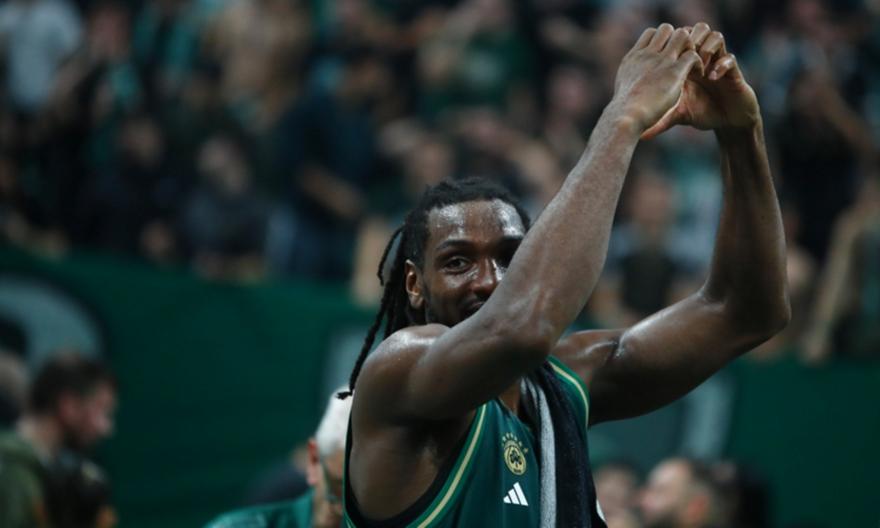 Γνώρισε standing ovation από τον κόσμο και απάντησε με... καρδούλες ο Φαρίντ!