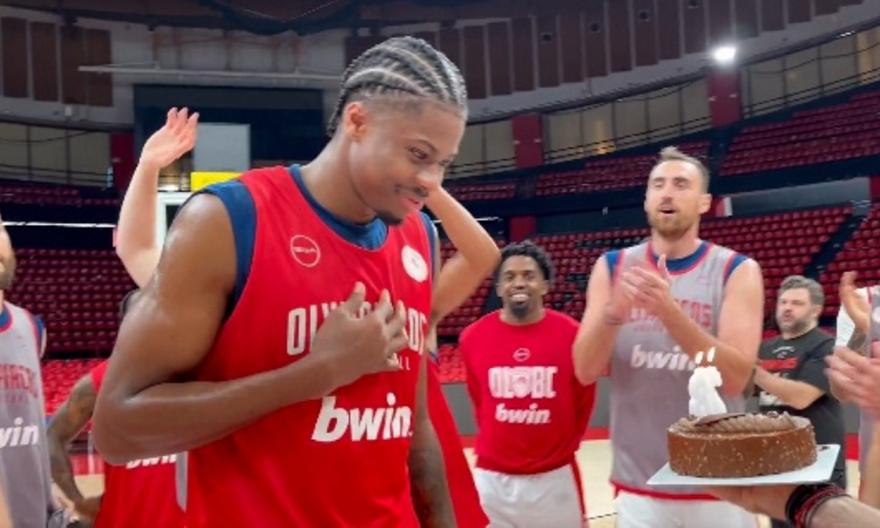 Ολυμπιακός: Τούρτα-έκπληξη στον Κώστα Αντετοκούνμπο για τα γενέθλιά του κατά τη διάρκεια της προπόνησης