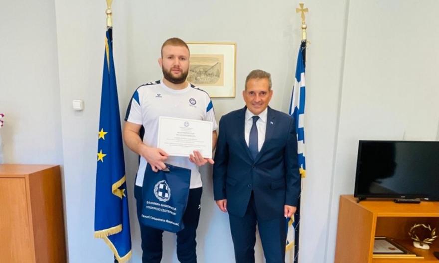 Ορκίστηκε Έλληνας ο παλαιστής Αζαμάτ Χοσόνοβ