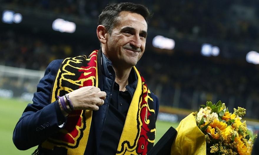 Ανατριχίλα στην OPAP Arena: Τρομερή αποθέωση για Χιμένεθ - Βραβεύτηκε από την ΑΕΚ, του παρέδωσαν κασκόλ οι οργανωμένοι!