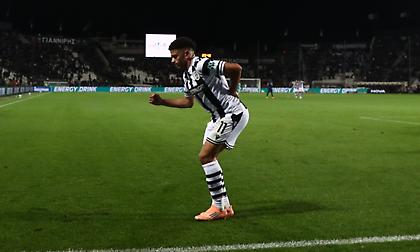 Τρομερός πανηγυρισμός του Τάισον, γιόρτασε τα γκολ του σαν… παππούς με τη μαγκούρα του!