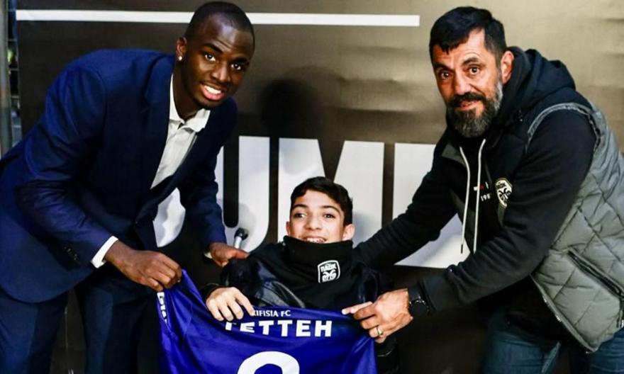 Εικόνες που θέλουμε να βλέπουμε: Ο Τεττέη έδωσε τη φανέλα του στον Γιάννη Παπαστεφανάκη!