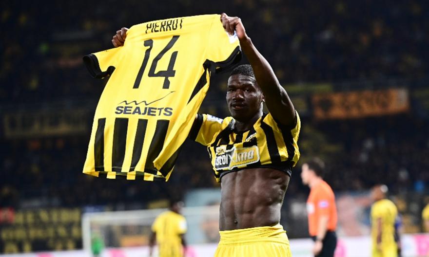 O Zίνι λύτρωσε την ΑΕΚ κόντρα στον Άρη και ύψωσε τη φανέλα του Πιερό