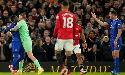 Το είδαμε και αυτό: Ο Ιντρίσα Γκουέι χτύπησε τον… συμπαίκτη του Μάικλ Κιν και αποβλήθηκε - Με 10 στο 13' η Έβερτον!