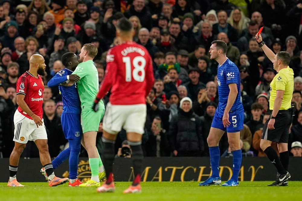 Έβερτον: Ο Ιντρίσα Γκουέι την έπεσε στον… συμπαίκτη του Μάικλ Κιν και αποβλήθηκε