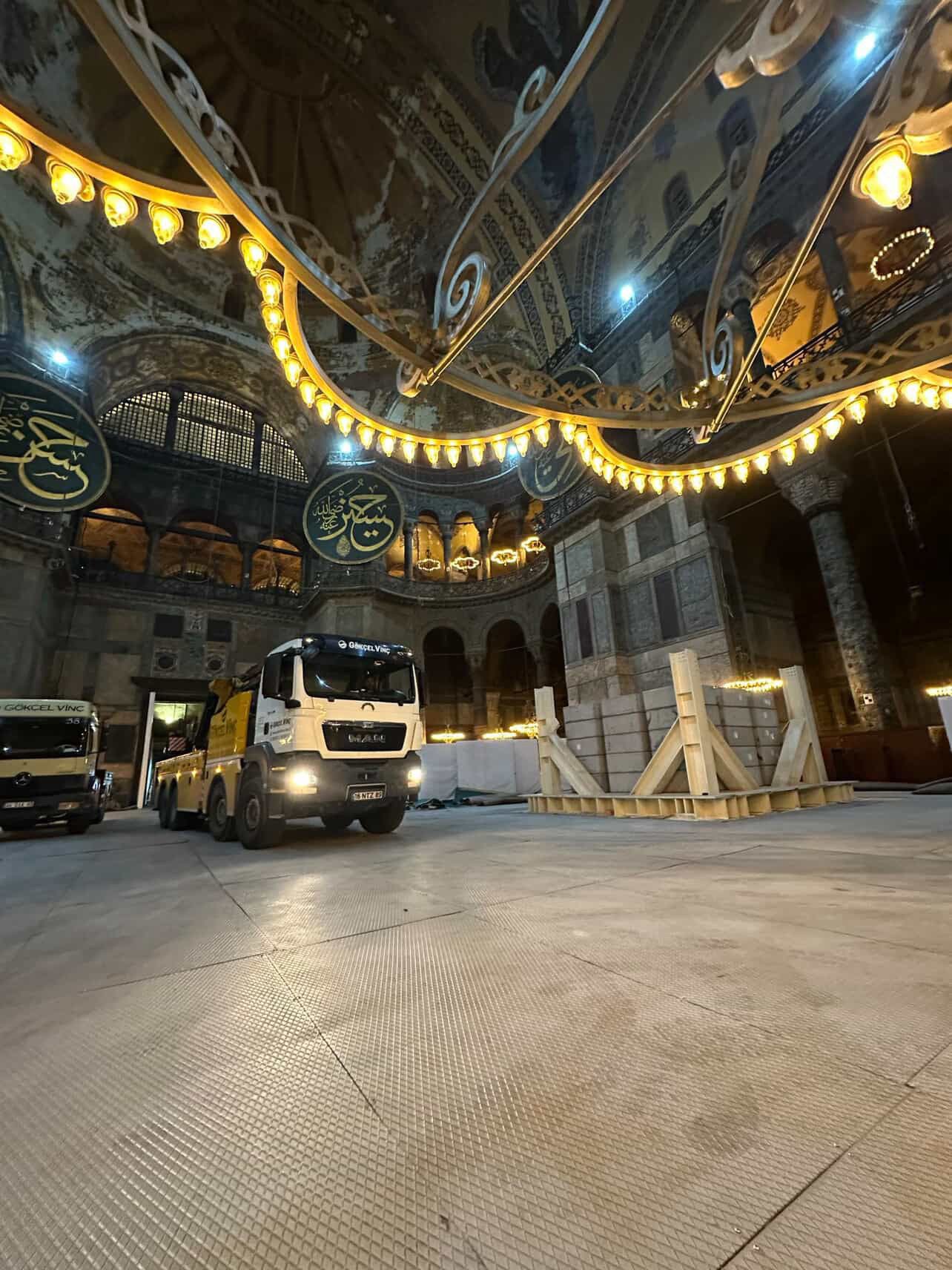 Αγια-Σοφιά: Φορτηγό στο ναό έβαλαν οι Τούρκοι – Αντιδράσεις και εντός Τουρκίας