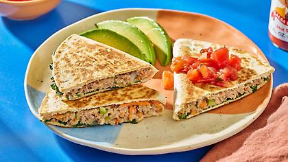 Quesadillas (κεσαντίγιας) με τονοσαλάτα