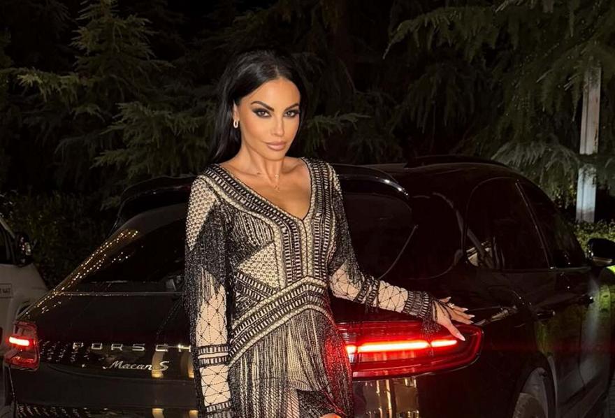 Δήμητρα Αλεξανδράκη: Βγάζει τον σκύλο βόλτα λες και πηγαίνει… στο Met Gala!