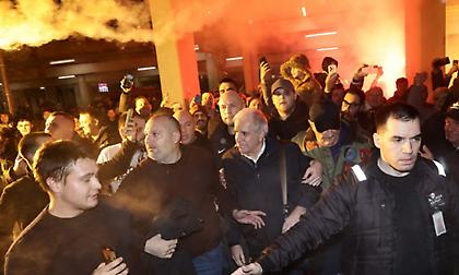 Απίστευτη αποθέωση στο αεροδρόμιο του Βελιγραδίου για τον Ομπράντοβιτς: Αποχώρησε χωρίς να κάνει δηλώσεις