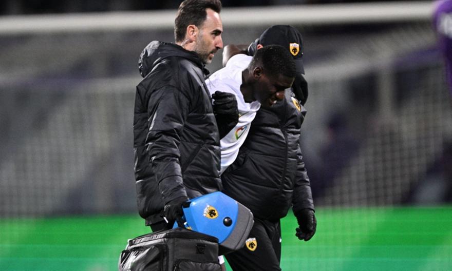 Αγωνία για Ζίνι στην ΑΕΚ: Αποχώρησε υποβασταζόμενος από τον αγωνιστικό χώρο!