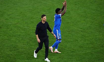 Η αγκαλιά του Τσάμπι Αλόνσο με τον Βινίσιους μετά τη νίκη επί του Ολυμπιακού