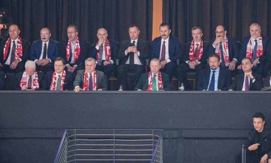 Στα αποδυτήρια της Τουρκίας ο Ερντογάν – Συνεχάρη Αταμάν και διεθνείς