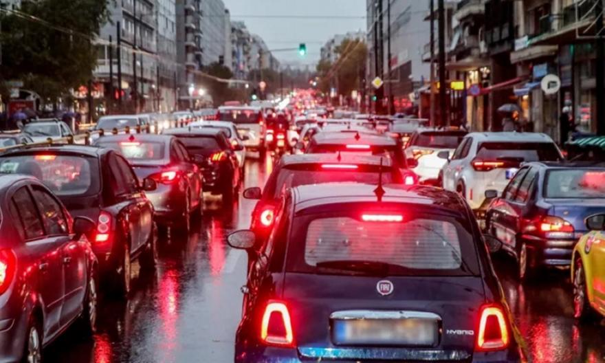 Κυκλοφοριακό χάος σε Σκαραμαγκά, Κηφισό και παραλιακή λόγω της έντονης βροχόπτωσης