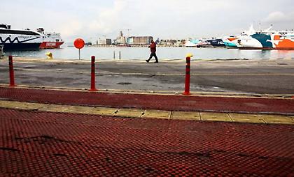 Αυτοκίνητο έπεσε στο λιμάνι του Πειραιά - Καλά στην υγεία του ο 69χρονος οδηγός