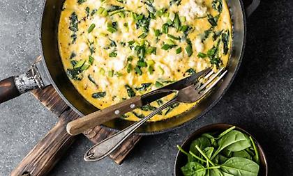 Πώς να φτιάξετε αφράτη ομελέτα με σπανάκι και μυρωδικά