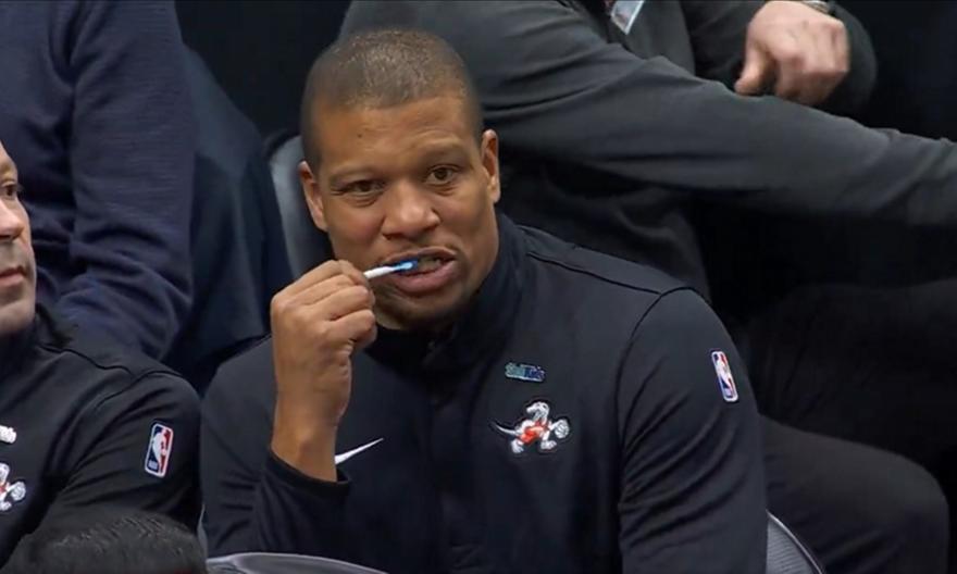 Πάνω από όλα η υγιεινή: Ο Μάικ Μπατίστ βούρτσιζε τα δόντια του στον πάγκο των Ράπτορς