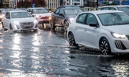 Σφοδρή καταιγίδα «χτύπησε» την Αττική: Δυνατός αέρας και χαλάζι σε πολλές περιοχές - Πού θα βρέξει τις επόμενες ώρες