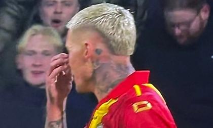 «Να πάει στα αποδυτήρια να ζητήσει συγγνώμη»: Χαμός στην Ολλανδία μετά τις χειρονομίες του Έντβαρντσεν στον Στίλερ
