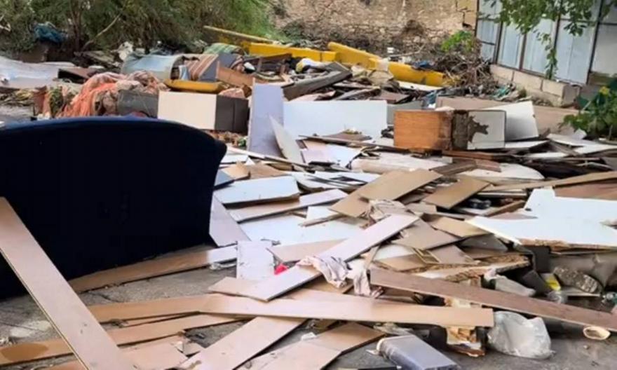 Σκουπίδια και μπάζα στον περιφερειακό δρόμο Κερατσινίου