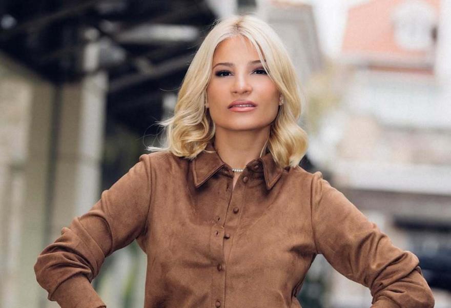 Φαίη Σκορδά: Η epic στιγμή που η γειτόνισσα προσπαθούσε να της κουμπώσει το φόρεμα που αρνιόταν να κλείσει