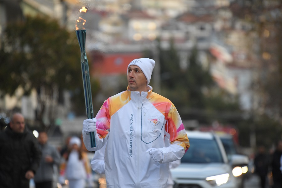 Ο Διαμαντίδης μετέφερε την Ολυμπιακή Φλόγα στην Καστοριά (pics)