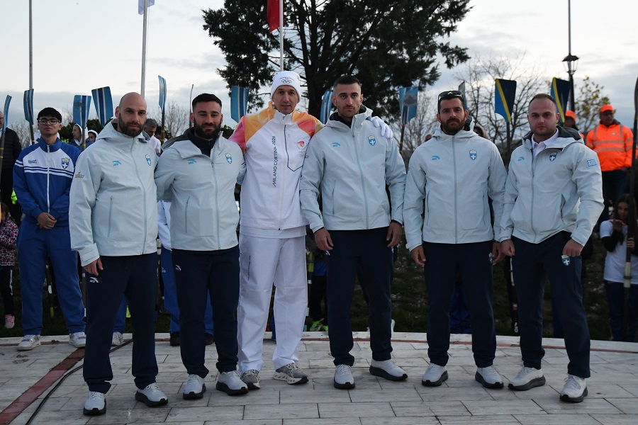 Ο Διαμαντίδης μετέφερε την Ολυμπιακή Φλόγα στην Καστοριά (pics)