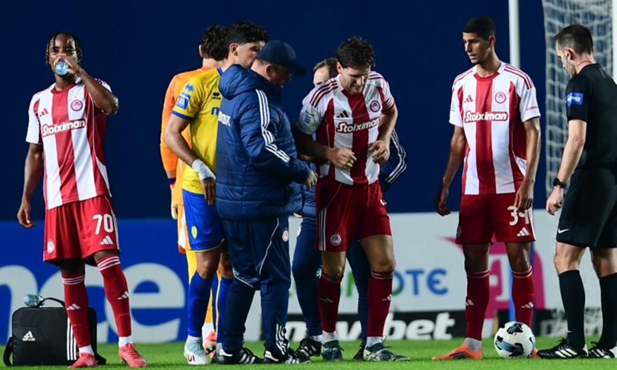 Ανησυχία στον Ολυμπιακό: Αποχώρησε τραυματίας ο Ρέτσος