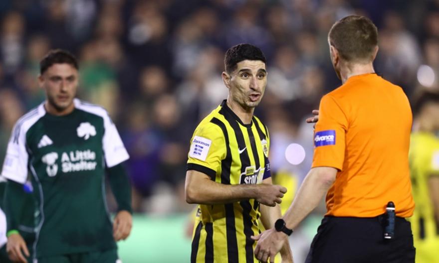 Πρόβλημα στην ΑΕΚ: Αποχώρησε από το ντέρμπι με αναγκαστική αλλαγή ο Μάνταλος