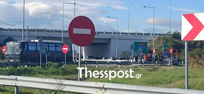 Στους δρόμους τα τρακτέρ: Αγροτικά μπλόκα στη Θεσσαλία