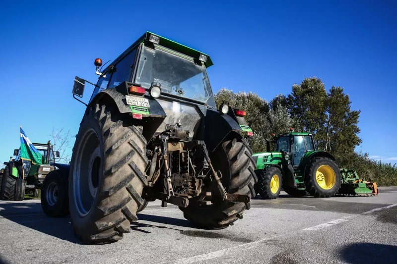 Στους δρόμους τα τρακτέρ: Αγροτικά μπλόκα στη Θεσσαλία