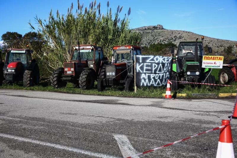 Στους δρόμους τα τρακτέρ: Αγροτικά μπλόκα στη Θεσσαλία