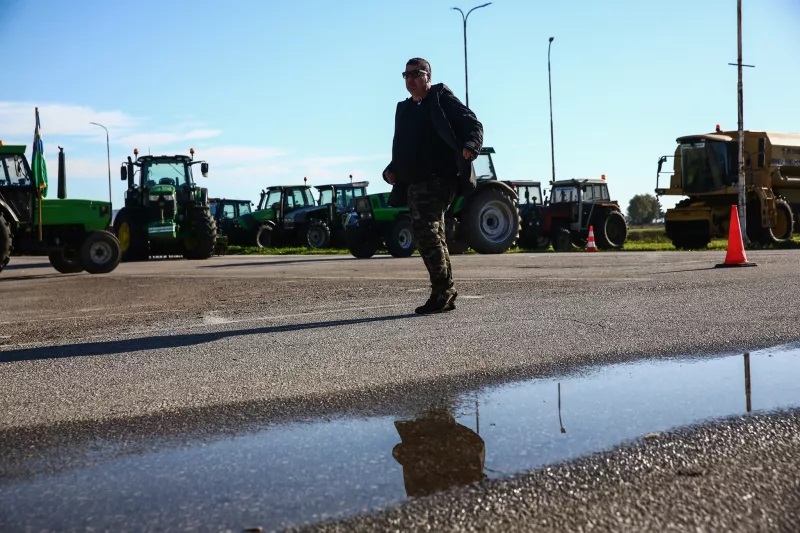 Στους δρόμους τα τρακτέρ: Αγροτικά μπλόκα στη Θεσσαλία