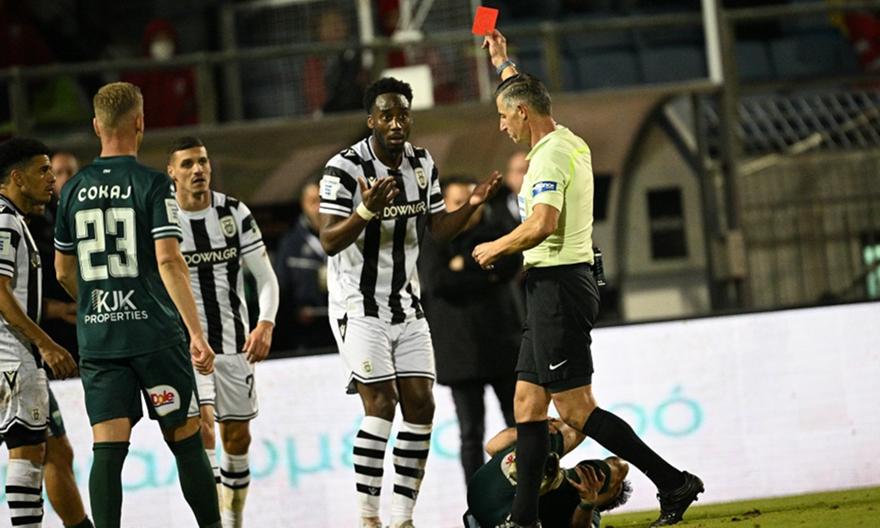 Έντονη διαμαρτυρία Καρυπίδη σε Σιδηρόπουλο: «Στο ματς του Ολυμπιακού είδες πέναλτι - Εκεί ήταν καλό το VAR;»