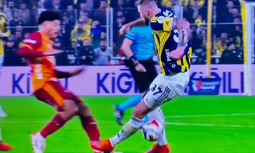 Πώς δεν αποβλήθηκε κανείς; Δολοφονικά μαρκαρίσματα στο Φενέρμπαχτσε-Γαλατασαράι χωρίς να δει κανείς την κόκκινη κάρτα!