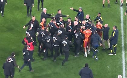 Πιάστηκαν στα χέρια από την... προθέρμανση στο ντέρμπι κορυφής ανάμεσα σε Γαλατάσαραϊ και Φενέρ!