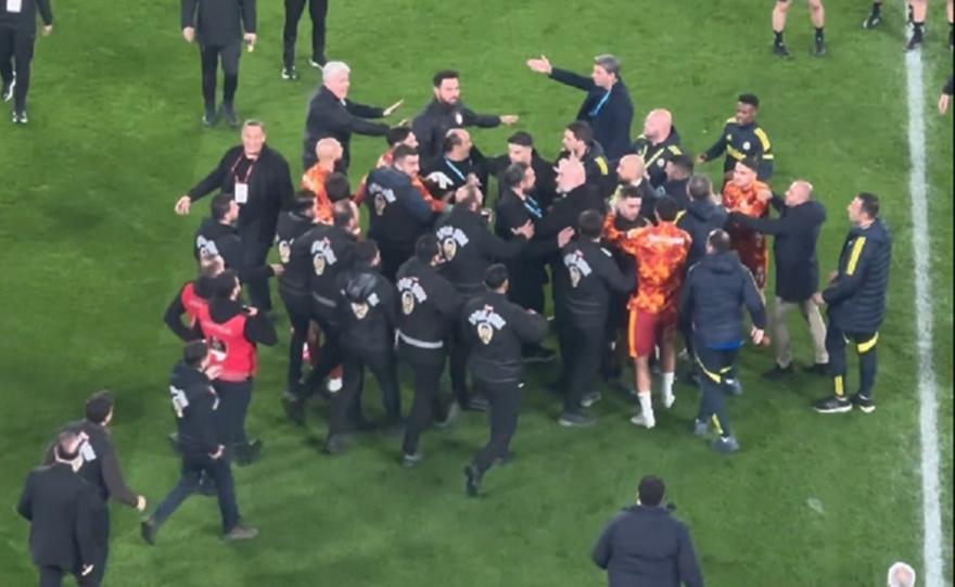 Πιάστηκαν στα χέρια από την... προθέρμανση στο ντέρμπι κορυφής ανάμεσα σε Γαλατάσαραϊ και Φενέρ!