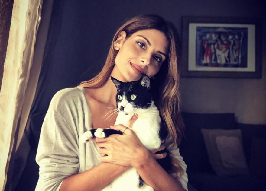 Ανθή Σαλαγκούδη: Έβαλε τον γάτο της να διαλέξει - Bιβλίο Τσίπρα ή ένα άλλο;