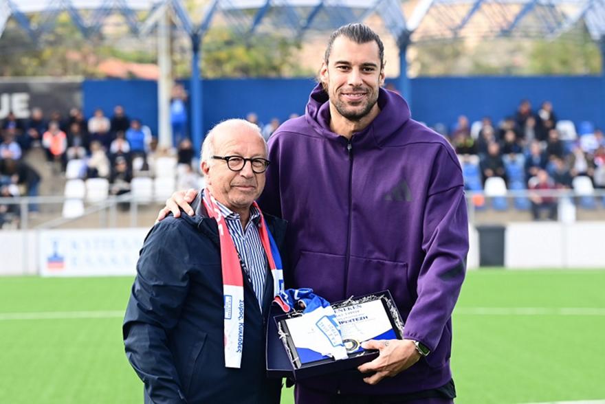 Ξεχωριστή στιγμή στη Σύρο: Ο Πρίντεζης τιμήθηκε πριν από το Ελλάς Σύρου-Ολυμπιακός