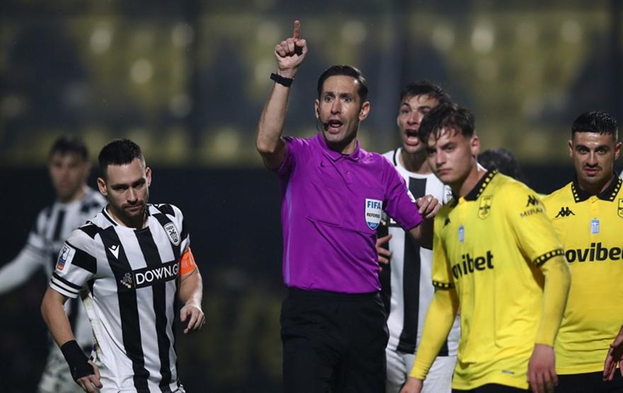 Σφύριγμα για πέναλτι υπέρ του Άρη, αλλαγή μέσω VAR και φάουλ εκτός περιοχής