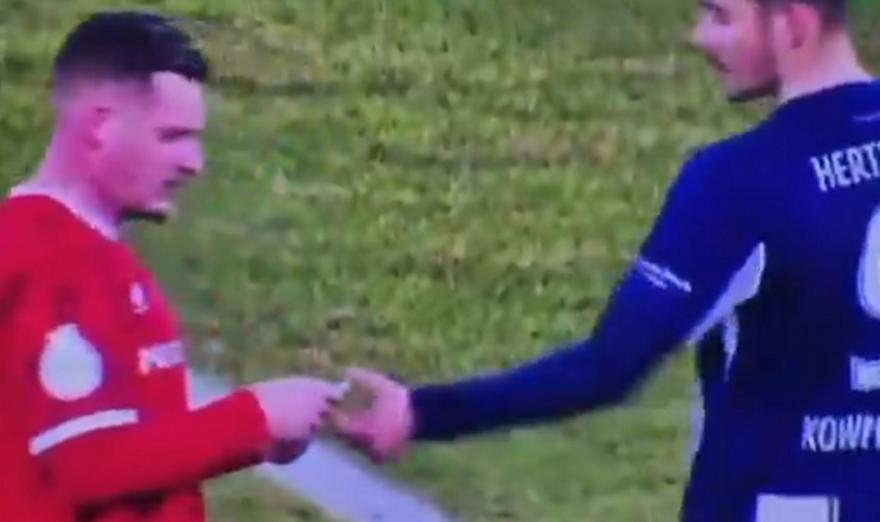 Απίθανο: Παίκτης στη Γερμανία… έκλεψε από αντίπαλο το χαρτάκι με τις οδηγίες του προπονητή!