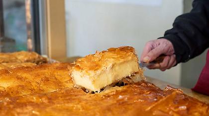 Μαστρονικόλας: 115 χρόνια στο ίδιο σημείο, φτιάχνει γαλακτομπούρεκο που ζητούν και από τη Σουηδία