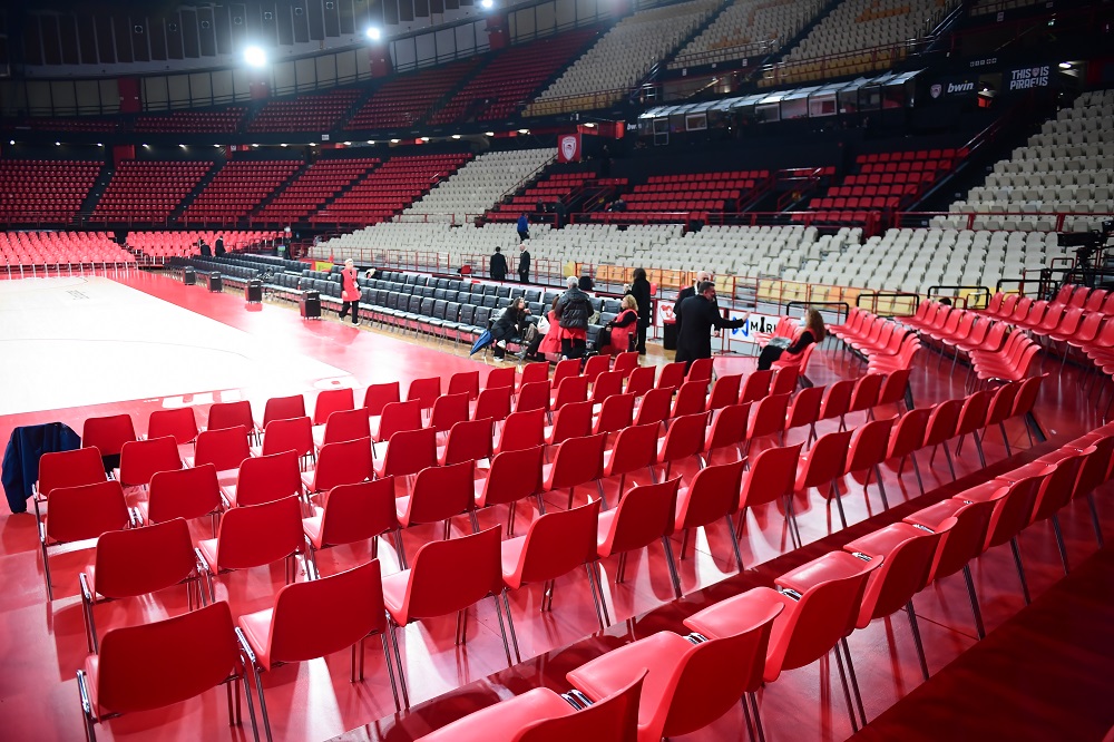 ΣΕΦ: Άψογη εικόνα στο παρκέ, πλημμύρα έξω από το γήπεδο