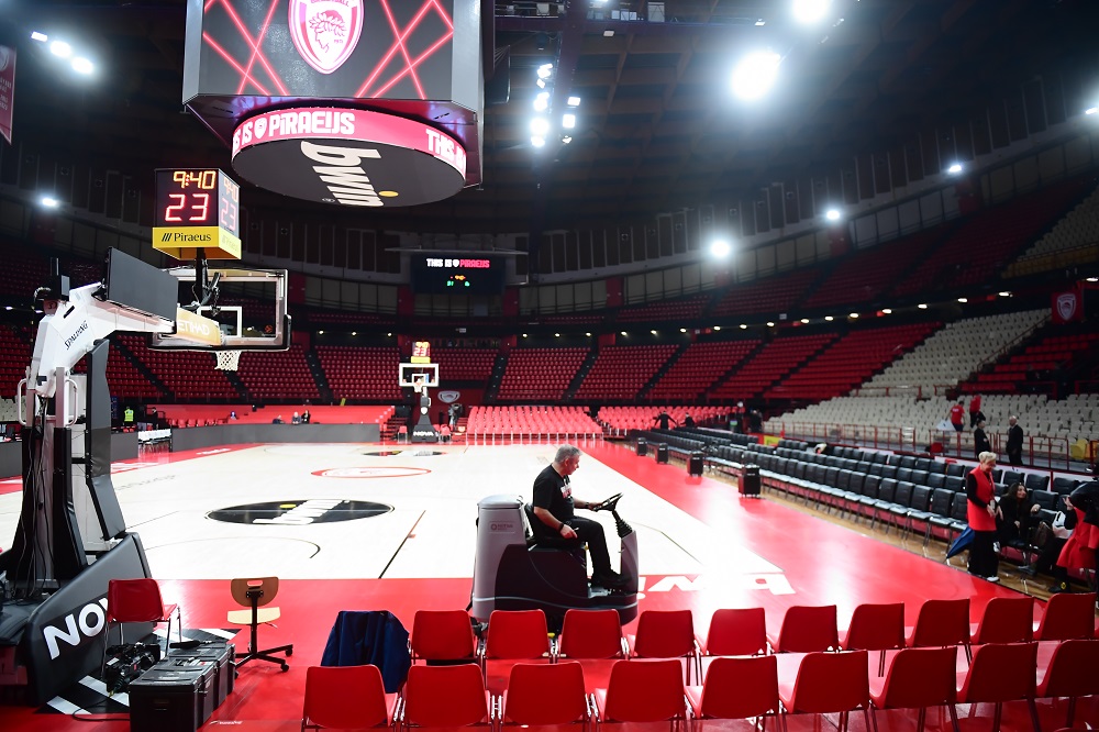 ΣΕΦ: Άψογη εικόνα στο παρκέ, πλημμύρα έξω από το γήπεδο