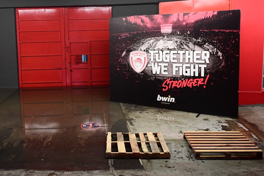 ΣΕΦ: Άψογη εικόνα στο παρκέ, πλημμύρα έξω από το γήπεδο