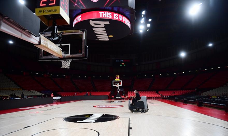 Εικόνες από τις δύο όψεις του ΣΕΦ: Άψογη εικόνα στο παρκέ, πλημμύρα έξω από το γήπεδο