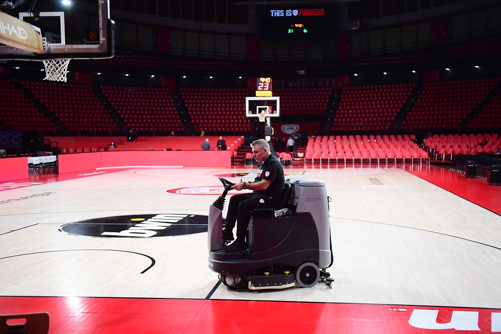 ΣΕΦ: Άψογη εικόνα στο παρκέ, πλημμύρα έξω από το γήπεδο