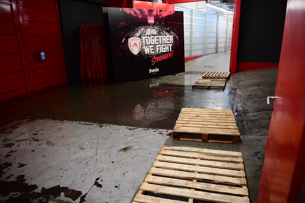 ΣΕΦ: Άψογη εικόνα στο παρκέ, πλημμύρα έξω από το γήπεδο